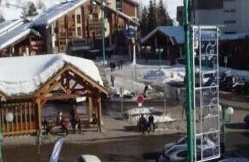 Les Deux Alpes Apartment | South facing apartment, ski slopes and lifts, 6 people