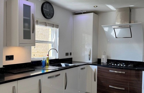 Hove Apartment | South Facing Balcony | Free parking