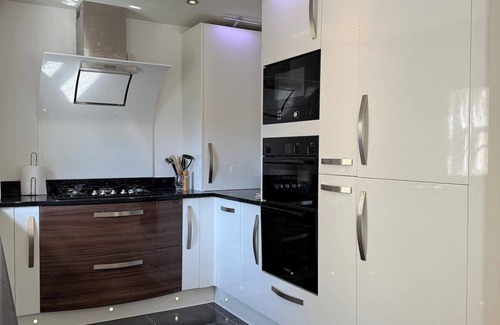 Hove Apartment | South Facing Balcony | Free parking