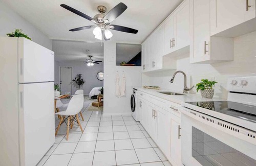 Riverside Park Apartment | South Florida Oasis: Comfortable and Central #5