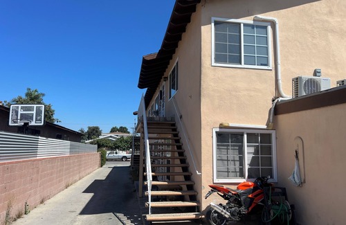 South Gate Apartment | South Gate - 2 Bedrooms - Quick Drive to Hollywood & Beaches