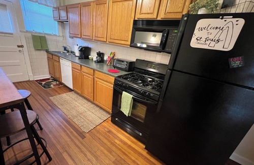 The Southampton Apartment | South STL City Oasis 2 BR 1 BA Near DT, Forest Park, Wash U, SLU, Blues, City SC