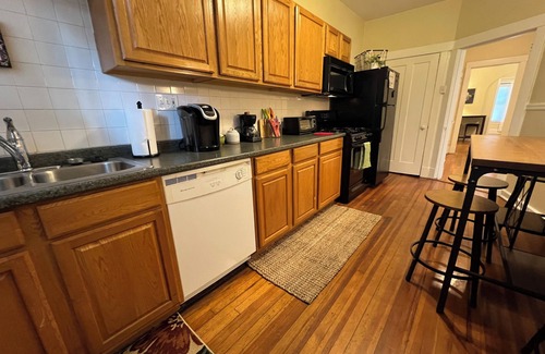 The Southampton Apartment | South STL City Oasis 2 BR 1 BA Near DT, Forest Park, Wash U, SLU, Blues, City SC