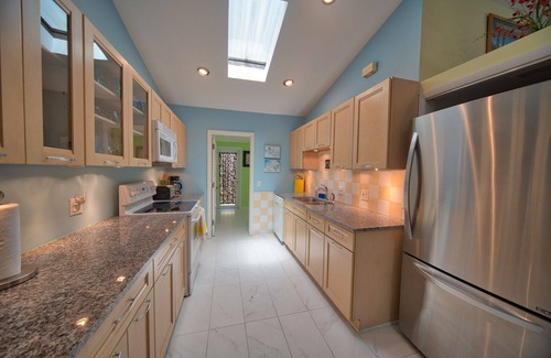 White St. Gallery House | South Street Cottage: Bright & Sunny with Pool, Patio & Hot Tub