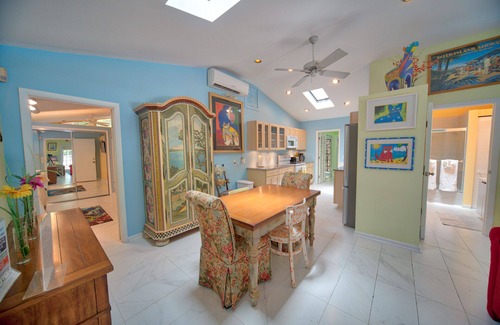 White St. Gallery House | South Street Cottage: Bright & Sunny with Pool, Patio & Hot Tub