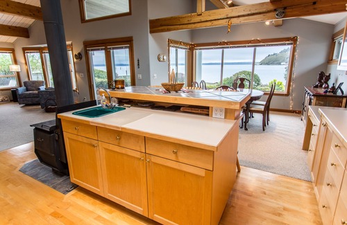 Clinton House | South Whidbey Island: Large Waterfront Home - Private Beach on Cultus Bay