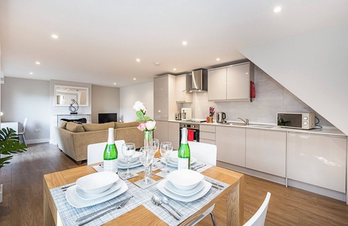 Church End House | South Woodford E18 - Lovely 2 Bed 2.5 Bath House