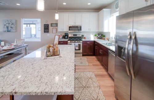 Hildale House | South Zion Coral Cliffs - 4 bed, 3 bath, hot tub, deck