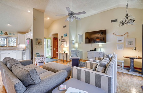 Southern Shores Cottage | Southern Shores Family Retreat Mins to Beach!