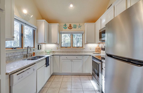 Southern Shores Cottage | Southern Shores Family Retreat Mins to Beach!