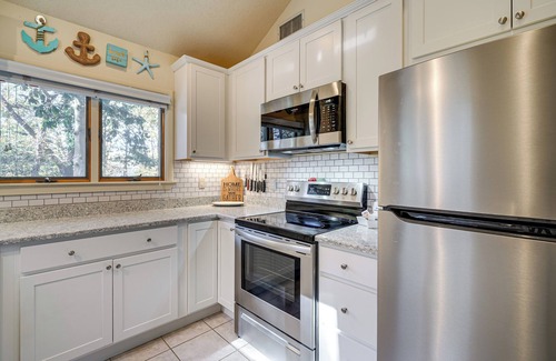 Southern Shores Cottage | Southern Shores Family Retreat Mins to Beach!