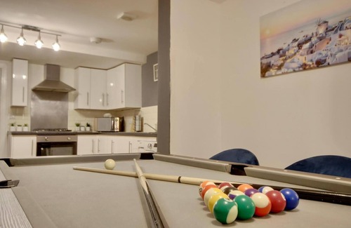 Portsmouth Apartment | Southsea Apartment-Parking-Pool-Hot tub