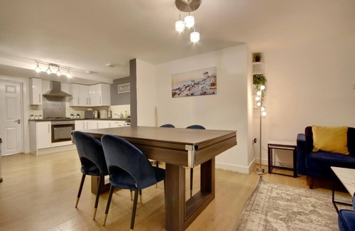 Portsmouth Apartment | Southsea Apartment-Parking-Pool-Hot tub