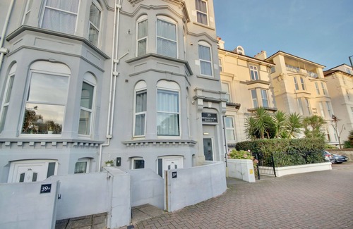 Portsmouth Apartment | Southsea Apartment-Parking-Pool-Hot tub