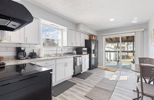 Lansing House | Southside Pro-Home Near MSU & Downtown w/Fast WiFi