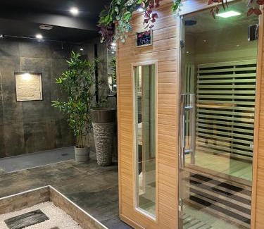 Clermont Ferrand City Centre Apartment | Spa & Love Exotic - Balnéo - Sauna - Parking