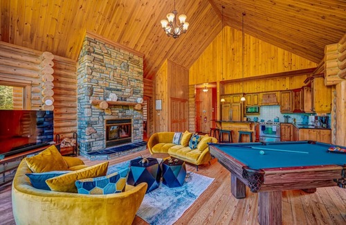Fiddler Lake Resort Ski Chalet | SPA/Sauna/Exterior Pool/Lake/Bee