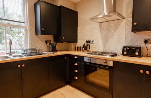 Chester House | Spacious & Stylish City Base with Enclosed Yard