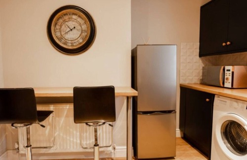 Chester House | Spacious & Stylish City Base with Enclosed Yard