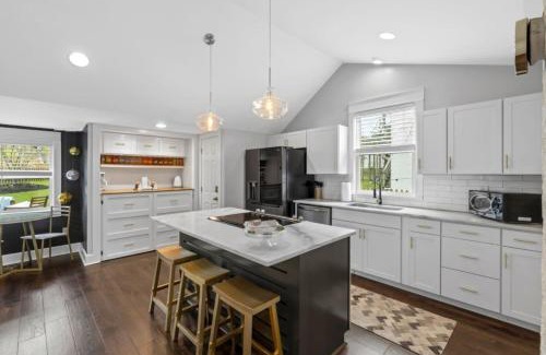 Woodbine House | Space Cowboy - Firepit Huge yard close2downtown