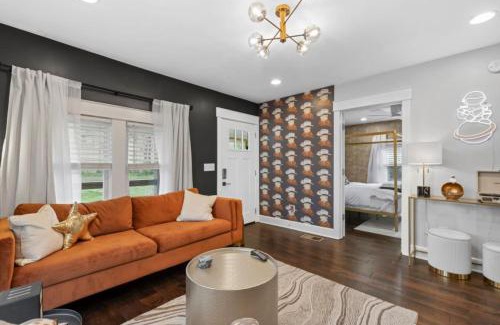 Woodbine House | Space Cowboy - Firepit Huge yard close2downtown