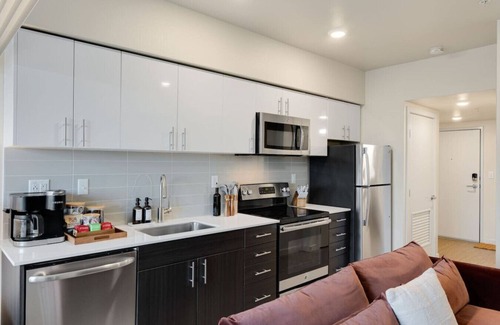 Lower Queen Anne Apartment | Space Needle Views | Vivid Suite