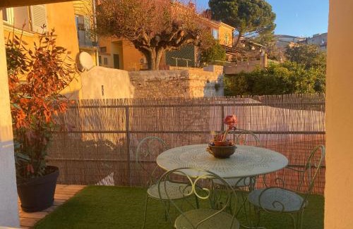 Hyeres City Centre Apartment | Spacieux duplex, vue mer et belle terrasse