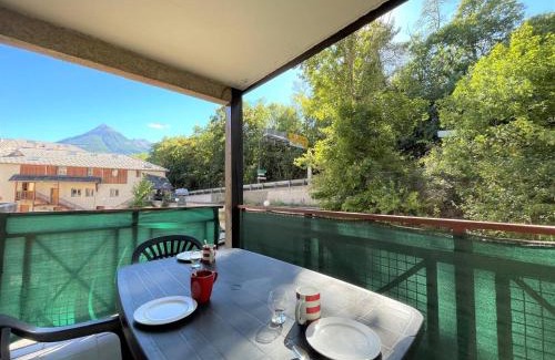 Briancon Apartment | Spacieux T3 à Briançon - 6 pers, 2 balcons, parking, proche télécabine et commerces - FR-1-330C-134