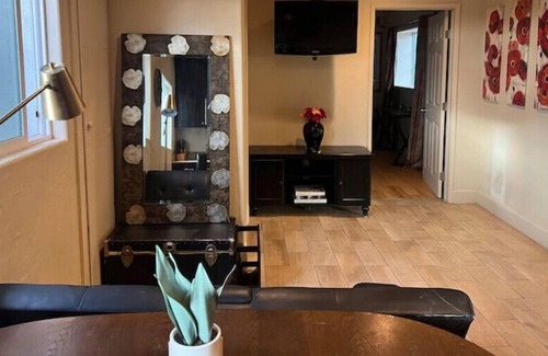 View Park-Windsor Hills House | Spacious and Cozy Casita near LAX-SoFi-USC