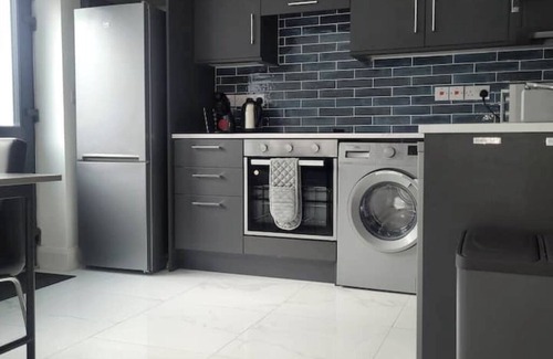 Westport Apartment | Spacious 1-bed Apartment, 4 rooms, free parking, central location