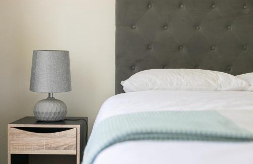 Greater Johannesburg Metropolitan Area Apartment | Spacious 1 Bed in a secure golf estate.WIFI