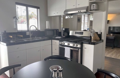 Yorktown House | Spacious 1 bedroom less than 1 mile to Beach & DT