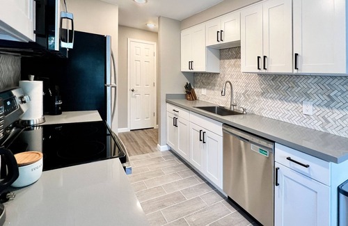 Renton Apartment | Spacious 1 bedroom apartment. Full kitchen, in-unit laundry. Free parking.