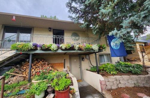 West University Apartment | Spacious 1 bedroom, free wifi, laundry, kitchen. Walk to UNR and Casinos.