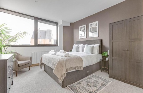 Rushmoor District Apartment | Spacious 1 BR apt w 2 king bed by Tent serviced apartments