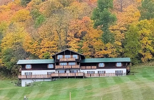 Upson Ski Chalet | Spacious 10-bedroom chalet with WiFi and AC in delightful Upson - Floor 2