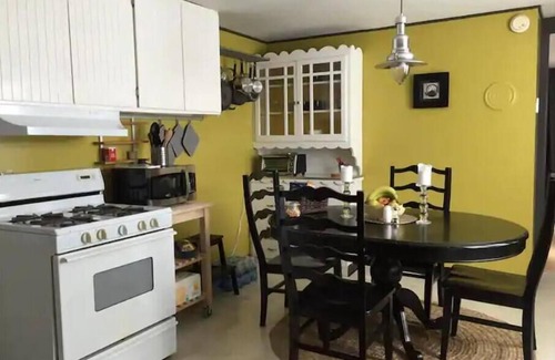 West Alameda Apartment | Spacious 1906 Victorian in-law apartment