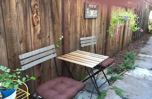 West Alameda Apartment | Spacious 1906 Victorian in-law apartment