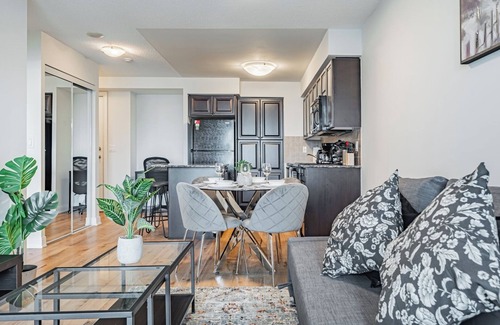 Downtown Mississauga Apartment | Spacious 1BR+1WR Apartment with Balcony