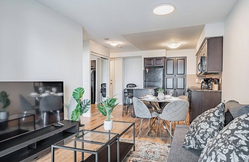 Downtown Mississauga Apartment | Spacious 1BR+1WR Apartment with Balcony