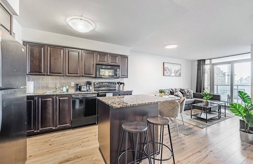 Downtown Mississauga Apartment | Spacious 1BR+1WR Apartment with Balcony