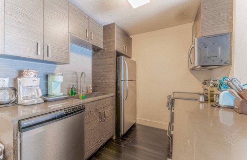 Riverside Apartment | Spacious 1BR close to Downtown w fast wifi