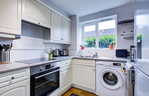 Eltham West Apartment | Spacious 2-bed Apartment, Family With Pets Welcome
