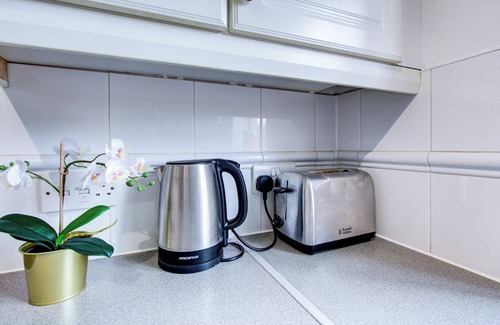 Eltham West Apartment | Spacious 2-bed Apartment, Family With Pets Welcome