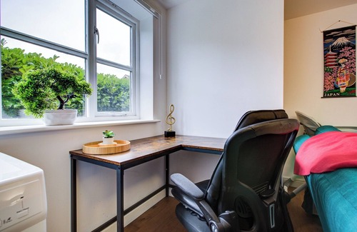Eltham West Apartment | Spacious 2-bed Apartment, Family With Pets Welcome