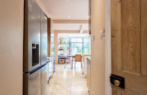 North Kensington Apartment | Spacious 2 Bed Near Westfield