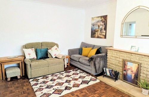 Littlehampton House | Spacious 2 Bedroom Bungalow. Train connections to London Brighton and Chichester