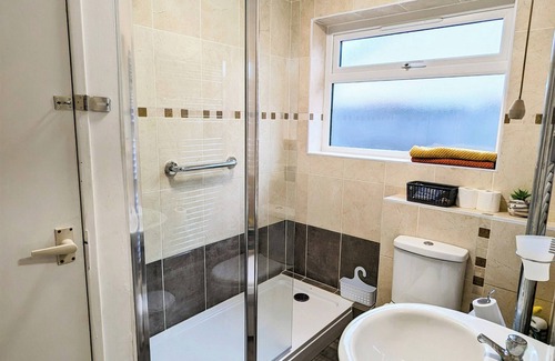 Littlehampton House | Spacious 2 Bedroom Bungalow. Train connections to London Brighton and Chichester