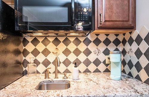 Oakwood Historic District Apartment | Spacious 2-bedroom apartment in historic Hickory neighborhood