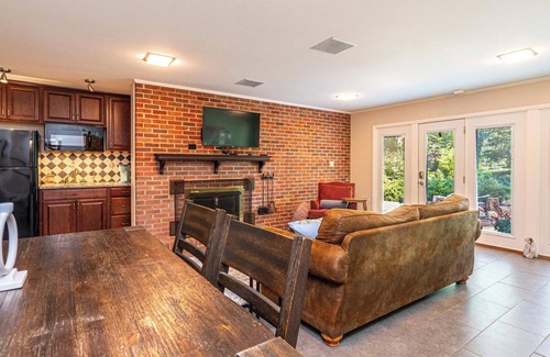 Oakwood Historic District Apartment | Spacious 2-bedroom apartment in historic Hickory neighborhood